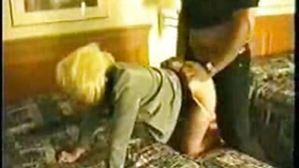 فيديو جنسي عن طريق الفم حار لزوجين غريب سكس مترجم عربي في الفندق الأطوار